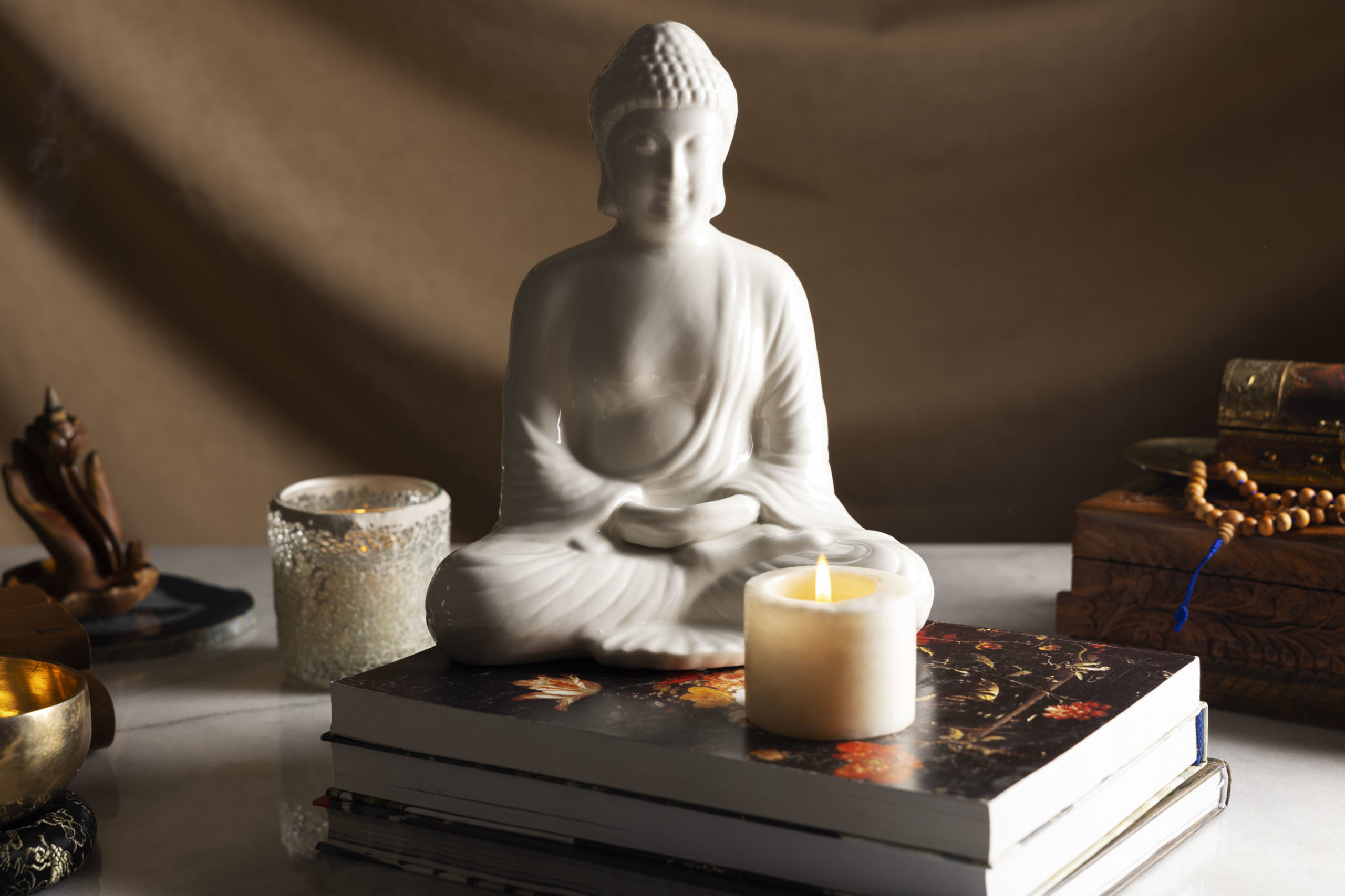 blick-auf-die-buddha-statuette-fur-ruhe-und-meditation