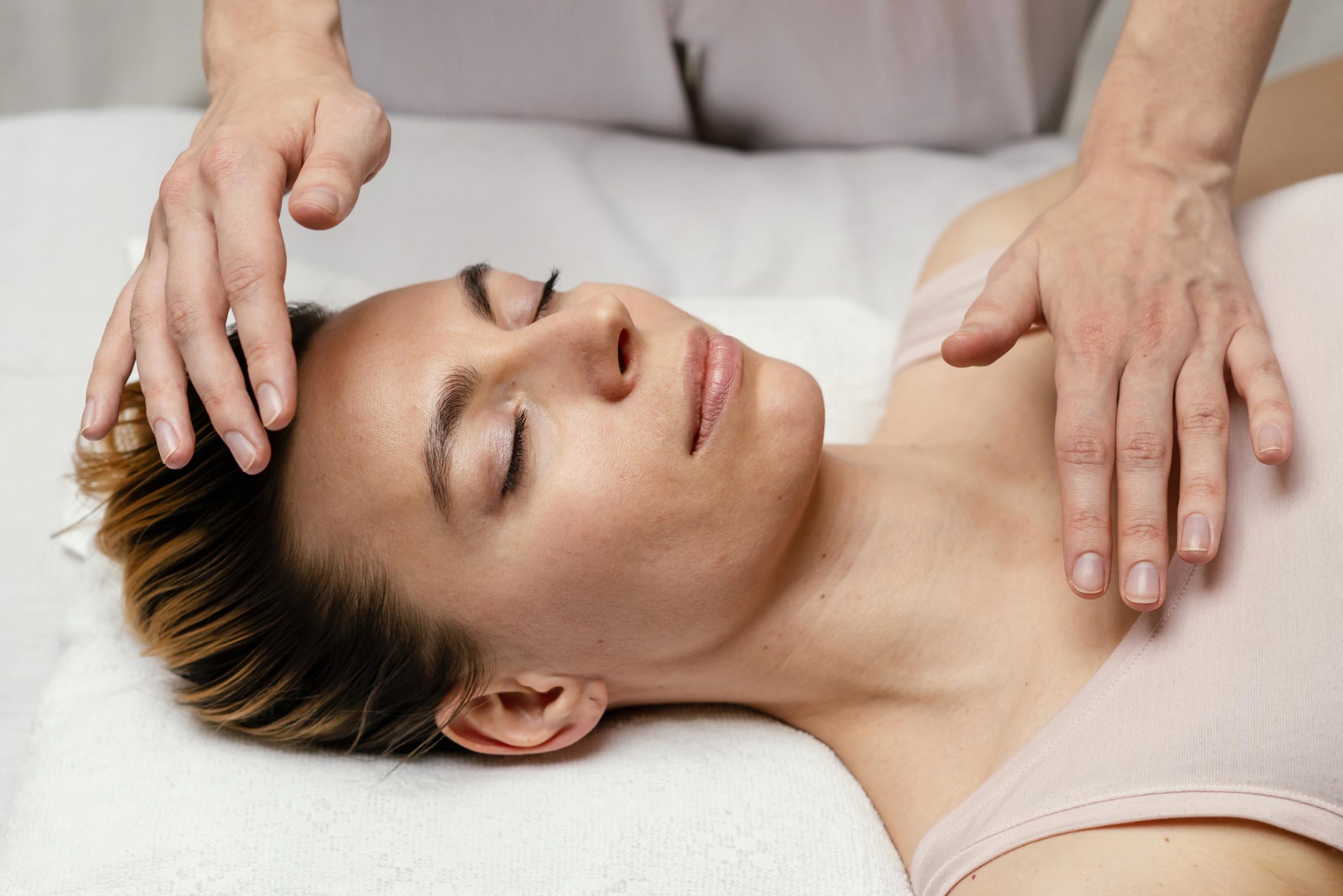 schliessen-sie-hande-und-smiley-patient